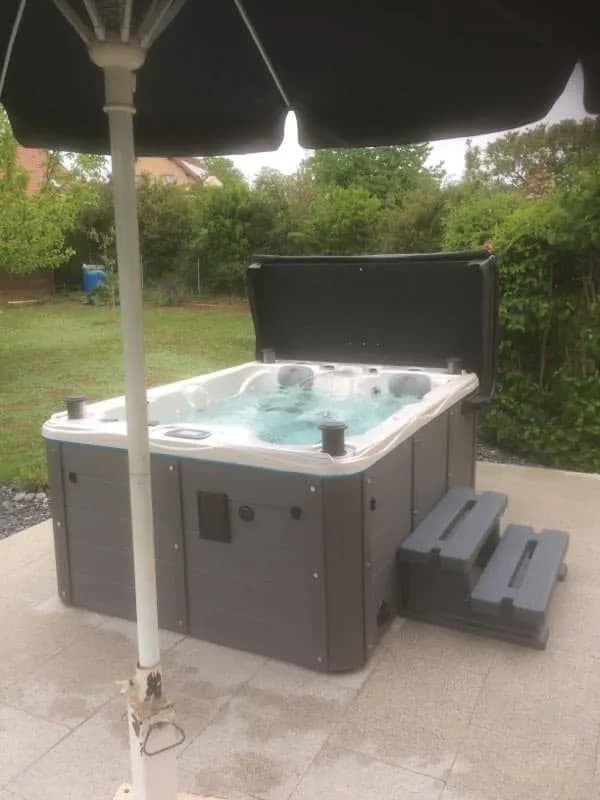 Installation d'un spa Montana Full option à Héricourt, sur une dalle sous un parasol