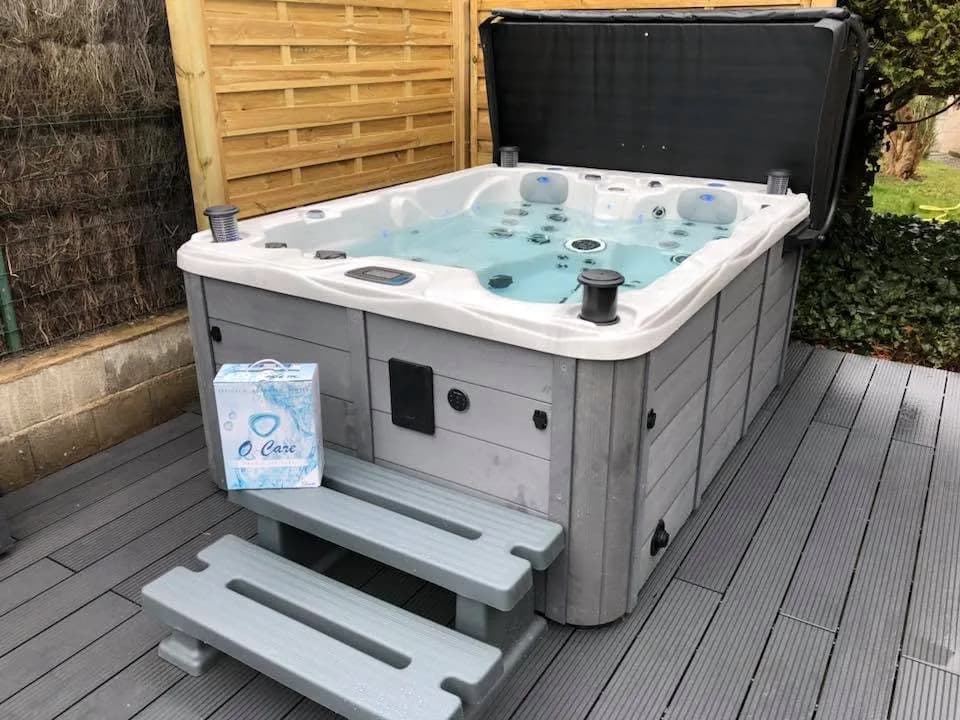 Installation d'un spa Montana Full option à Holtzheim, sur une terrasse contre une palissade en bois