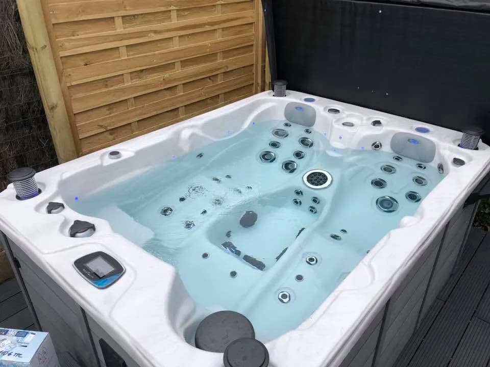 Installation d'un spa Montana Full option à Holtzheim, autre vue du chantier