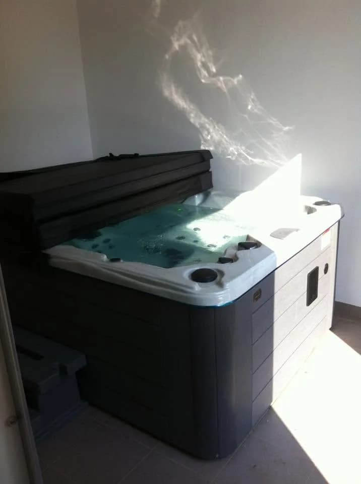 Installation d'un spa Montana Full option à Hyères, contre un mur blanc