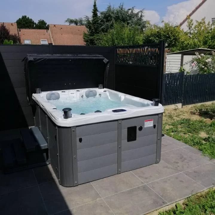 Installation d'un spa Montana Full option à Kingersheim, sur une dalle devant une palissade