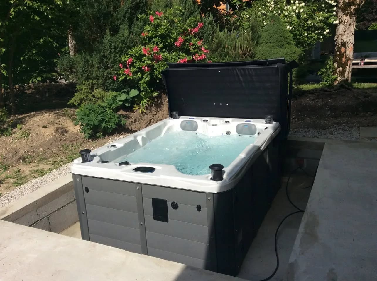 Installation d'un spa Montana Full option à Lans-en-Vercors, sur une dalle, avec lève-couverture