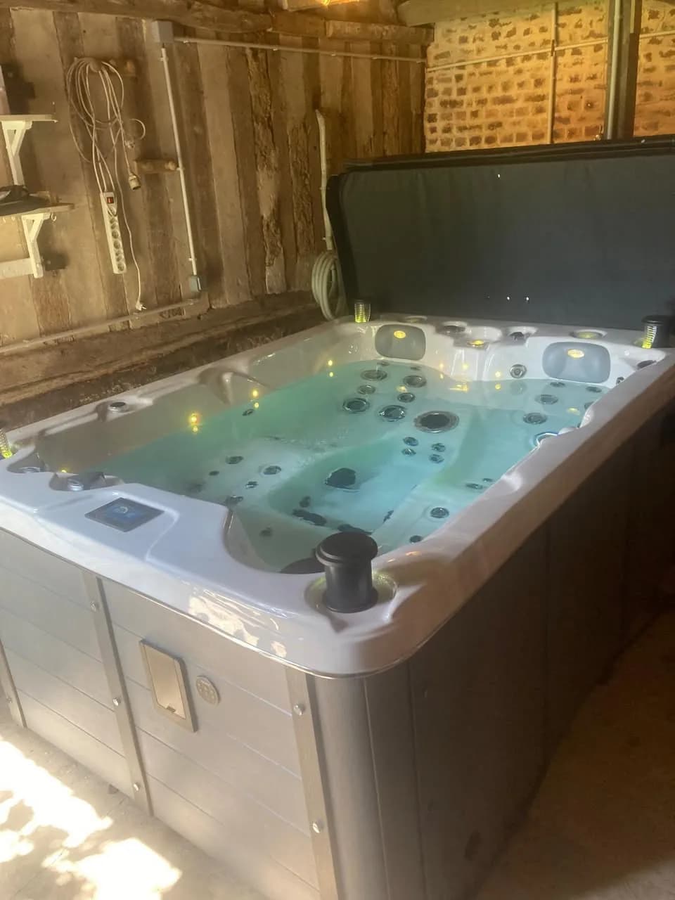 Installation d'un spa Montana Full option à Les Monts du Roumois, à l'intérieur d'un bâtiment en bois
