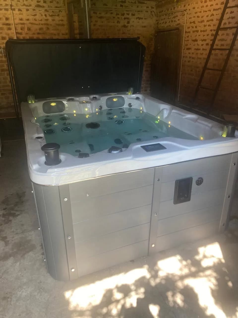 Installation d'un spa Montana Full option à Les Monts du Roumois, autre vue du chantier