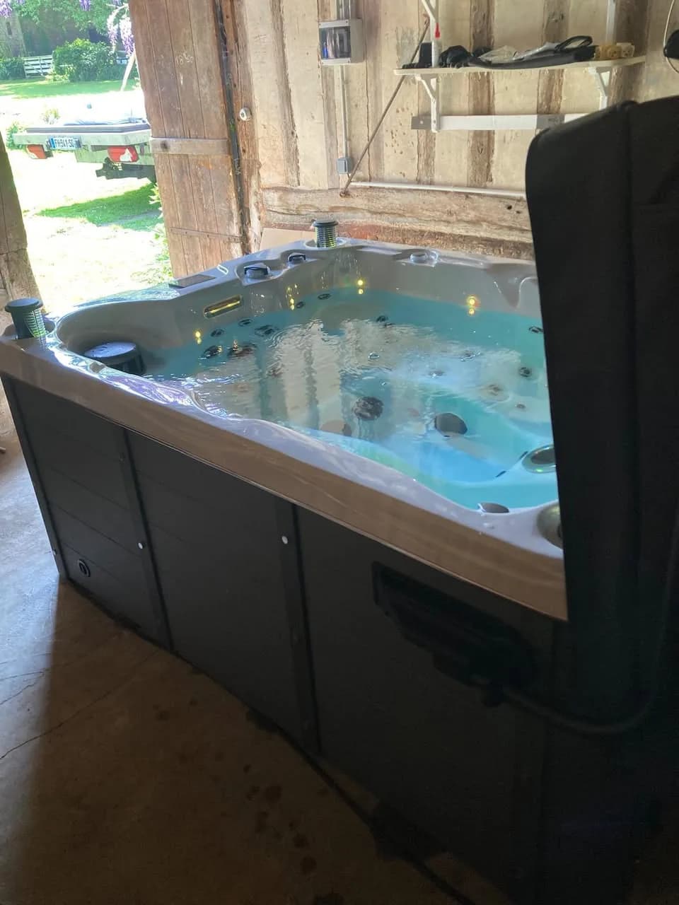 Installation d'un spa Montana Full option à Les Monts du Roumois, autre vue du chantier