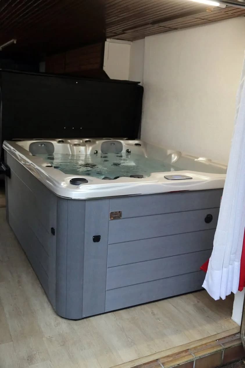 Installation d'un spa Montana Full option à Paris, en intérieur sur un parquet