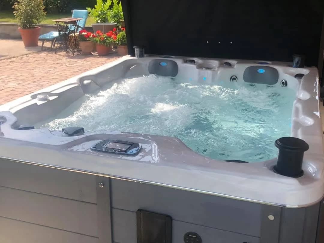 Installation d'un spa Montana Full option à Pouligney-Lusans, sous un abri à charpente en bois