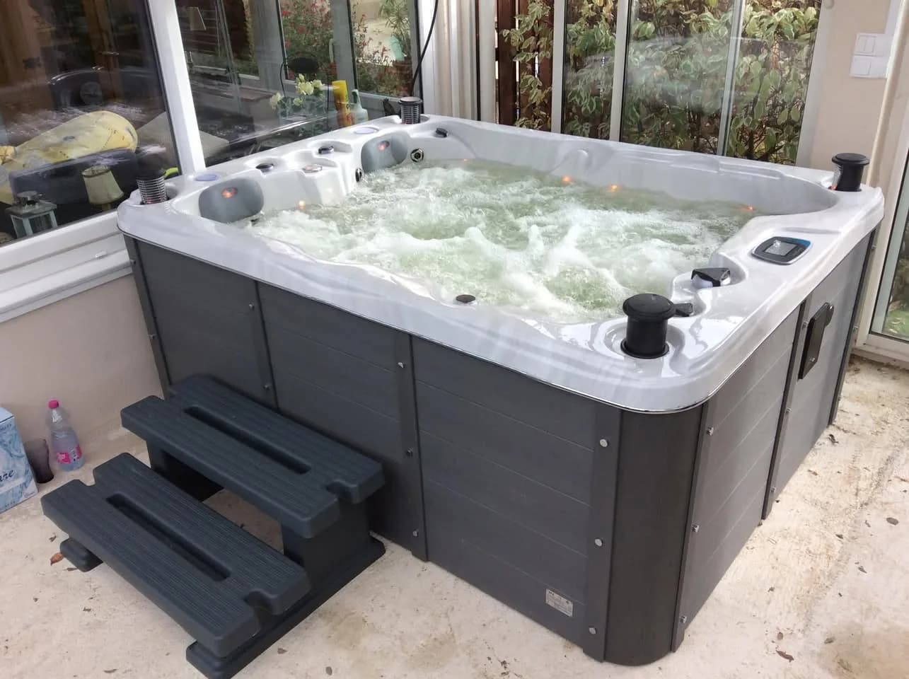 Installation d'un spa Montana Full option à Provins, dans une véranda, marchepied