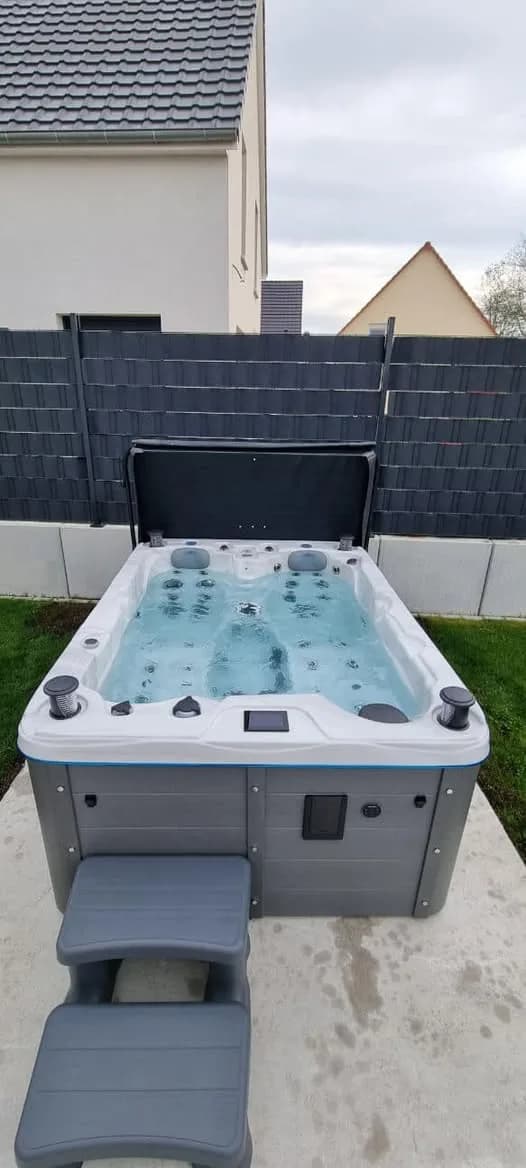 Installation d'un spa Montana Full option à Rumersheim, sur une dalle en bordure de pelouse, marchepied