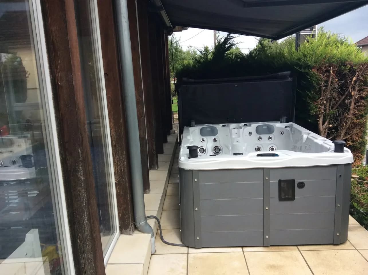 Installation d'un spa Montana Full option à Saint-Clément, sous un auvent, sur une terrasse carrelée