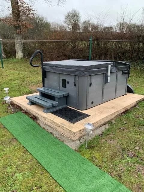Installation d'un spa Montana Full option à Saisy, sur une plateforme en bois, marchepied et barre d'appui