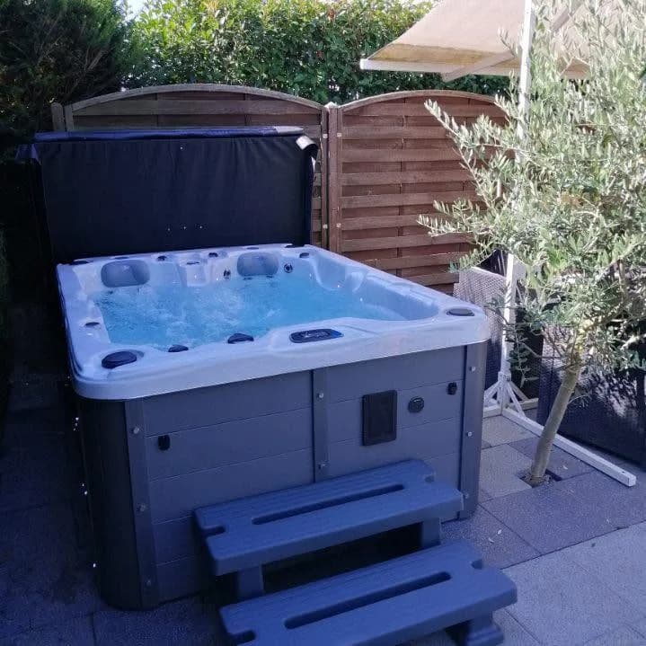 Installation d'un spa Montana Full option à Sausheim, sur une dalle, avec marchepied
