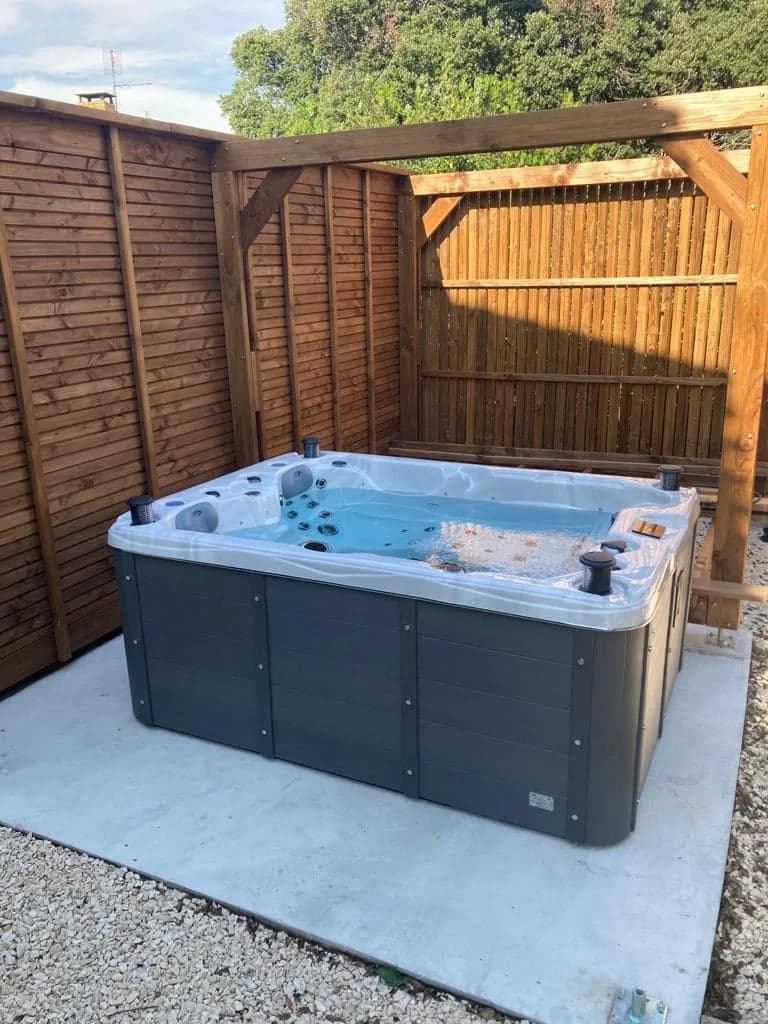 Installation d'un spa Montana Full option à Villeneuve-lès-Avignon, sous une pergola en bois, sur une dalle