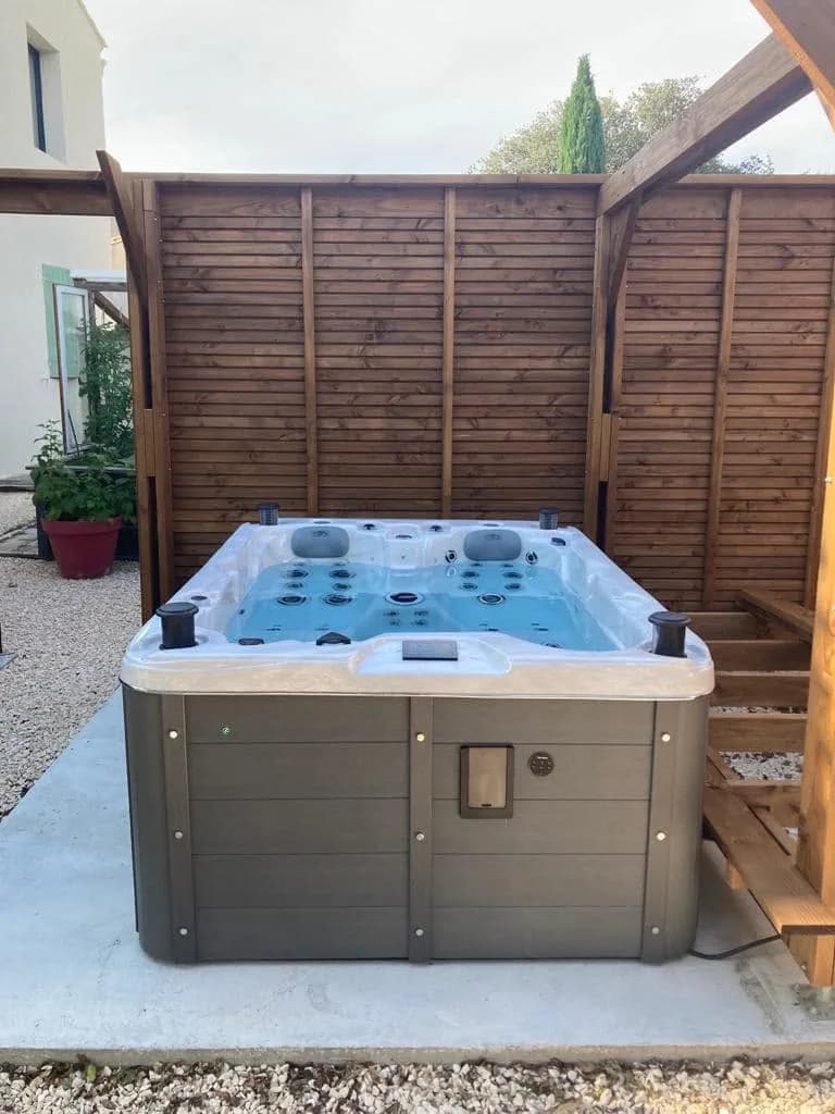 Installation d'un spa Montana Full option à Villeneuve-lès-Avignon, autre vue du chantier