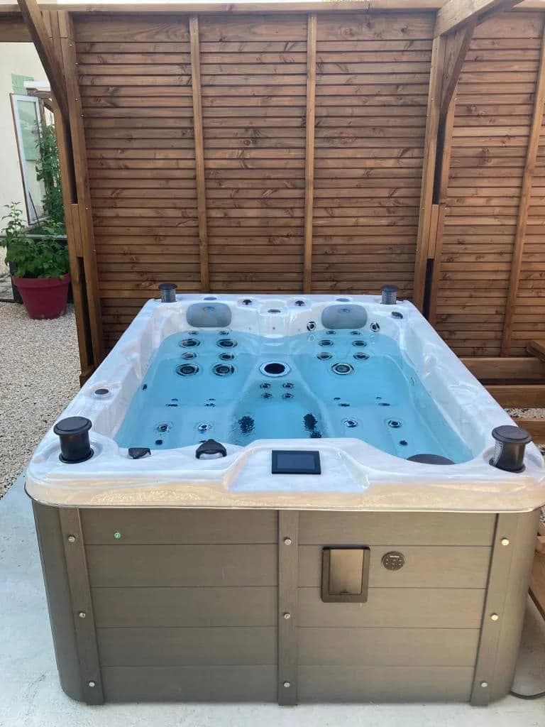 Installation d'un spa Montana Full option à Villeneuve-lès-Avignon, autre vue du chantier