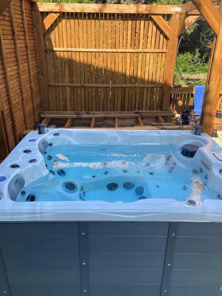 Installation d'un spa Montana Full option à Villeneuve-lès-Avignon, autre vue du chantier
