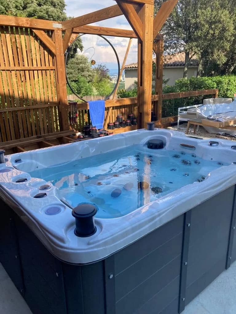 Installation d'un spa Montana Full option à Villeneuve-lès-Avignon, autre vue du chantier
