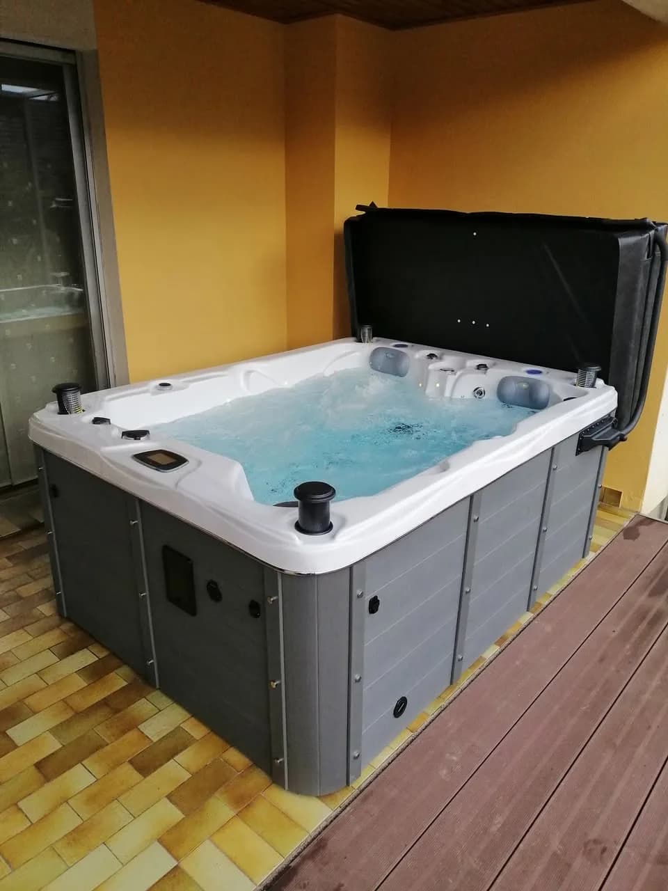 Installation d'un spa Montana Full option à Zillisheim, sur un sol carrelé, lève-couverture