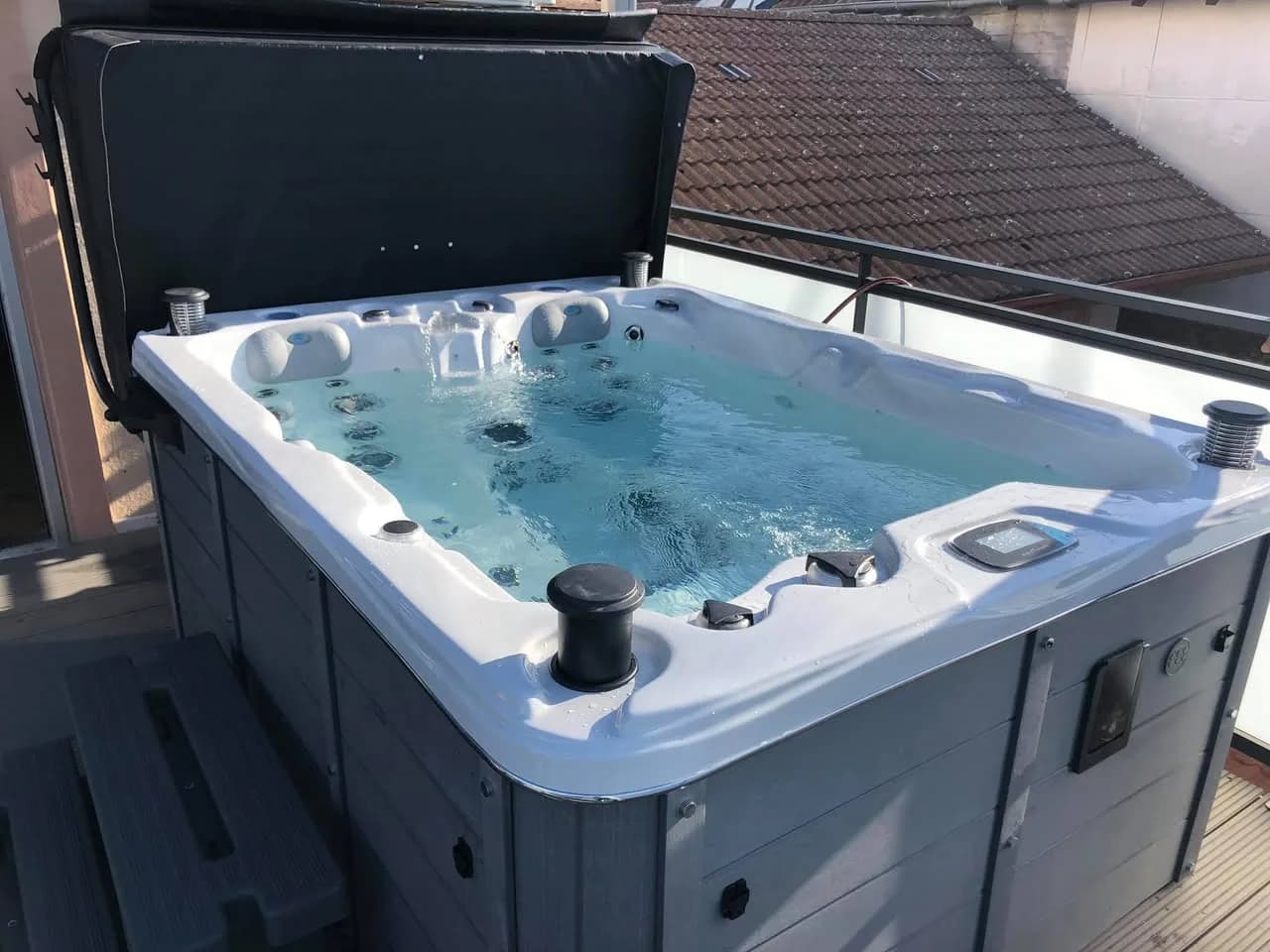 Installation d'un spa Montana Full option, sur une terrasse suspendue, livré par grue