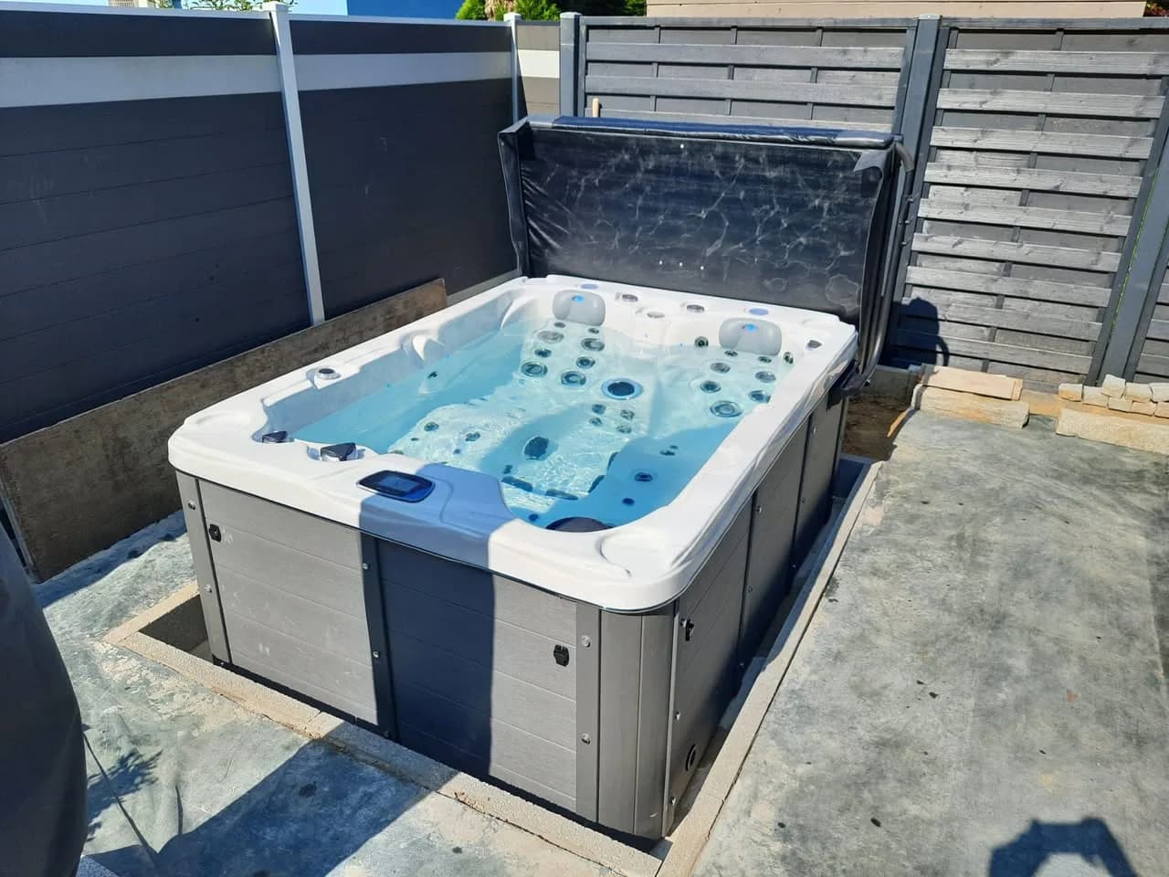 Installation d'un spa Montana à Galfingue, sur une terrasse carrelée, lève-couverture