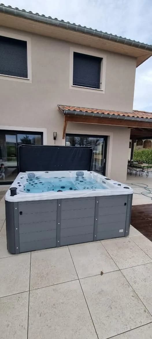 Installation d'un spa Montana à Hagenbach, sur une terrasse carrelée