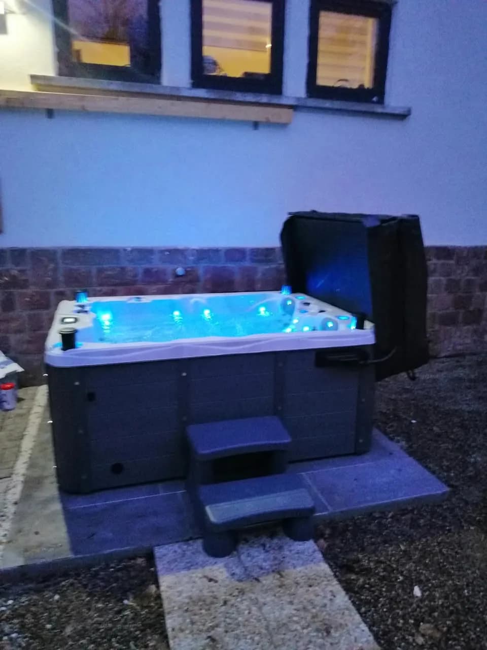 Installation d'un spa Montana à Illzach, de nuit, éclairage LED allumé