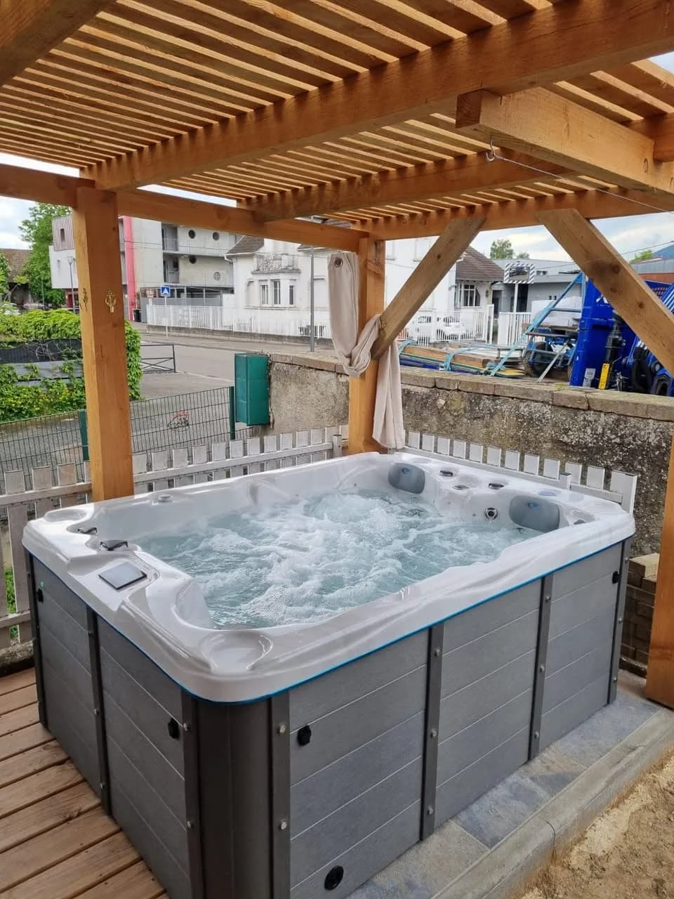 Installation d'un spa Montana à Issenheim, sur une terrasse en bois sous une pergola