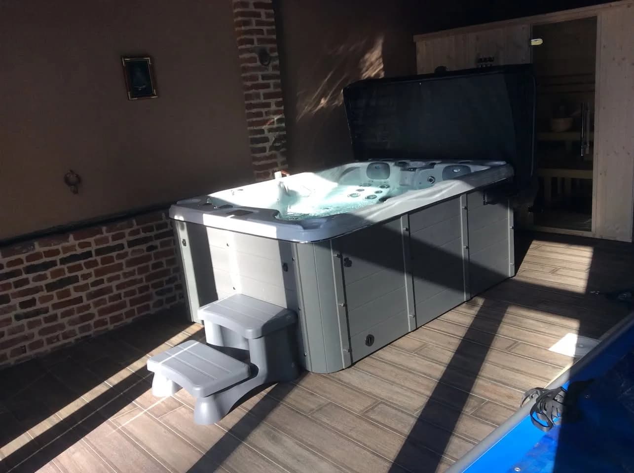 Installation d'un spa Montana à Lamotte, sous un abri, sur une terrasse en bois
