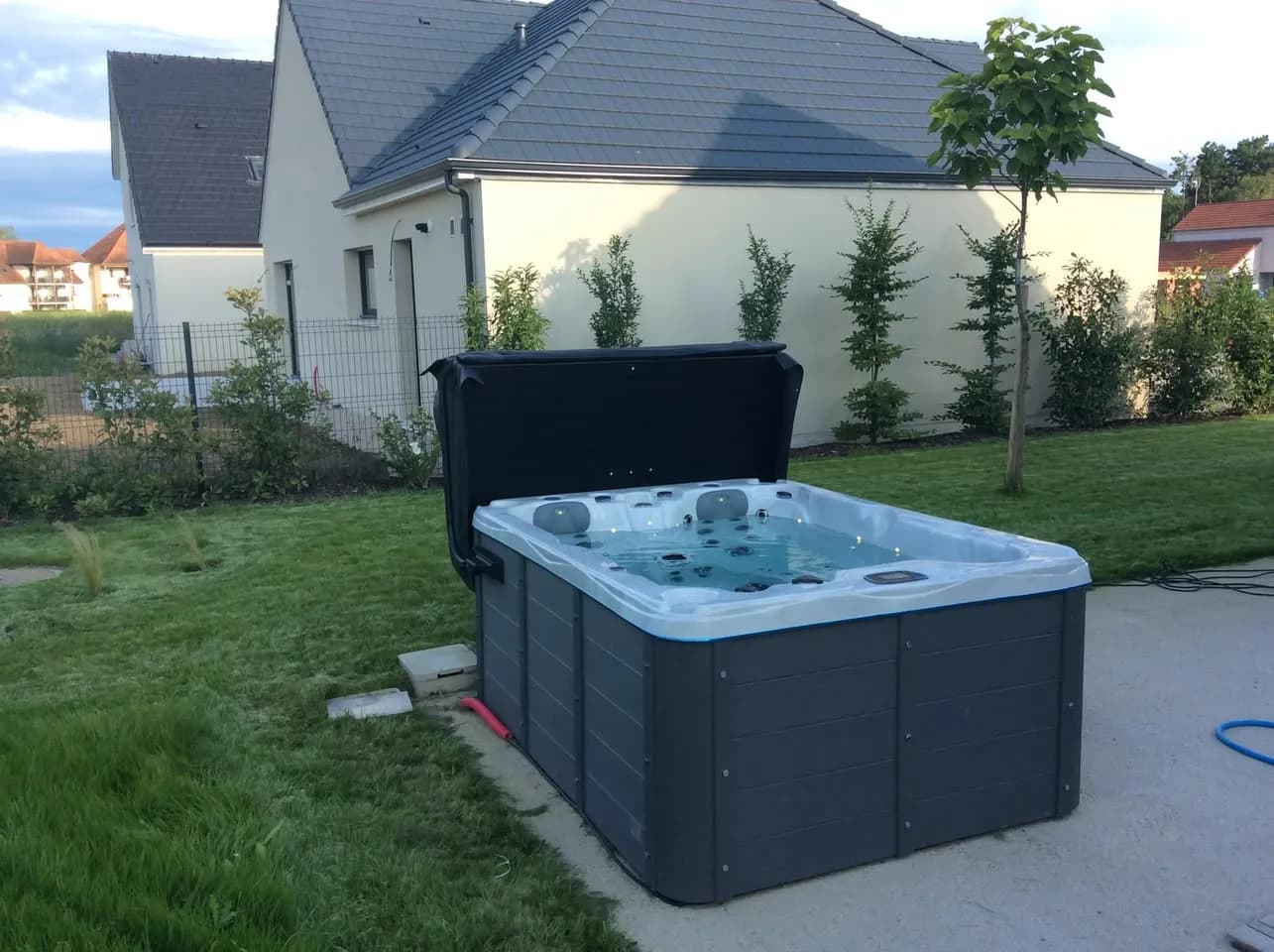 Installation d'un spa Montana à Levernois, autre vue du chantier