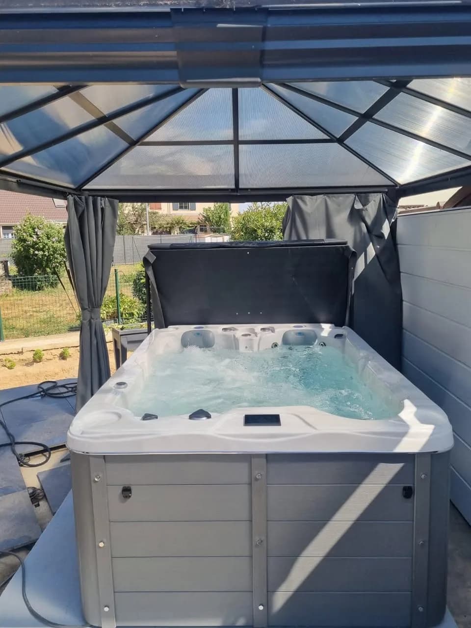 Installation d'un spa Montana à Lingolsheim, sous une tonnelle à toit translucide