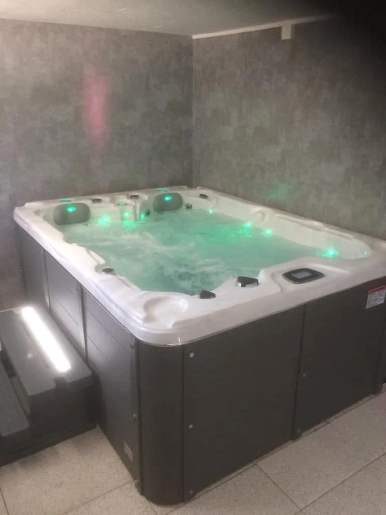 Installation d'un spa Montana à Lipsheim, en intérieur, éclairage LED allumé