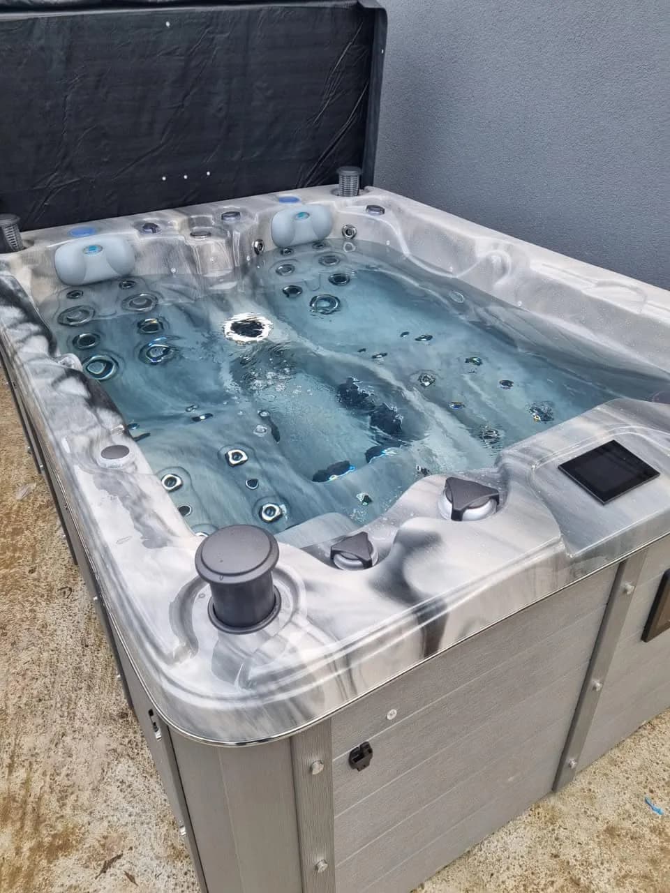 Installation d'un spa Montana à Mulhouse, cuve Odyssey, lève-couverture