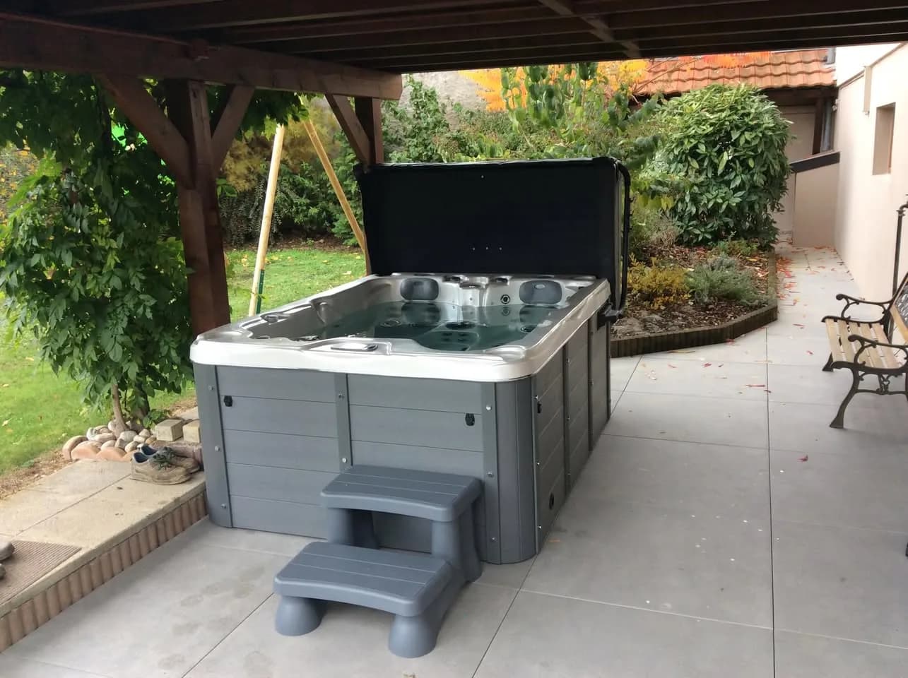 Installation d'un spa Montana à Niedernai, sous une pergola en bois, marchepied