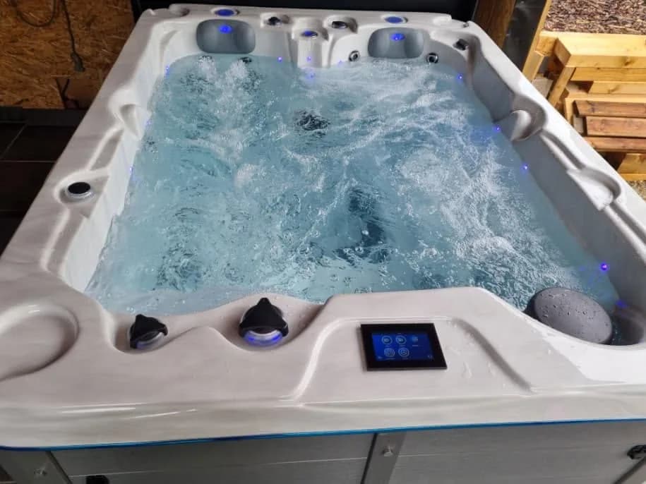 Installation d'un spa Montana à Osthouse, vue de la cuve en eau, éclairage LED
