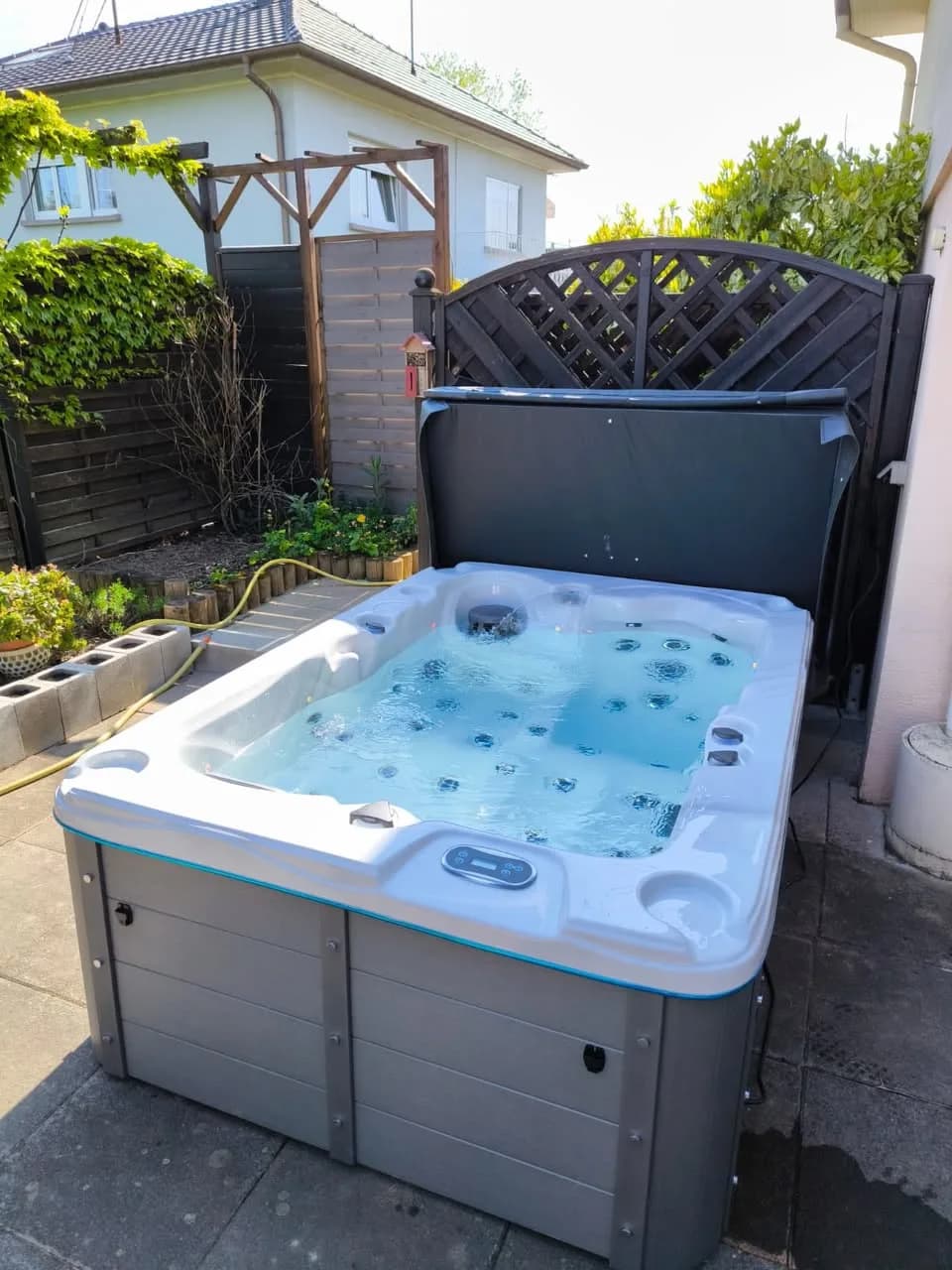 Installation d'un spa Montana Plug and Play à Reiningue, sur une terrasse devant une clôture