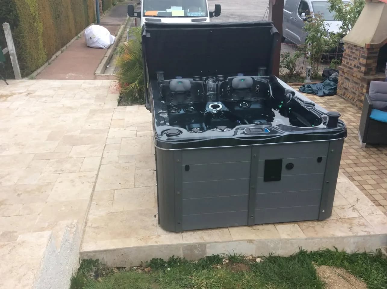 Installation d'un spa Montana à Port-Jérôme-sur-Seine, cuve Midnight Opal sur une dalle