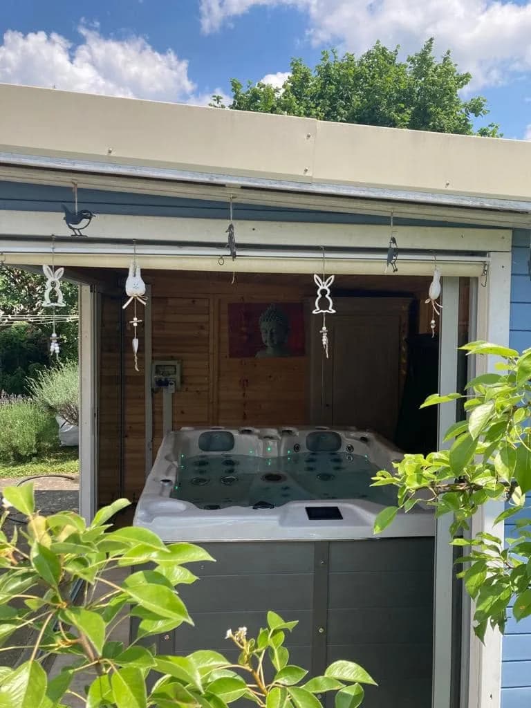 Installation d'un spa Montana à Richemont, dans un abri de jardin en bois
