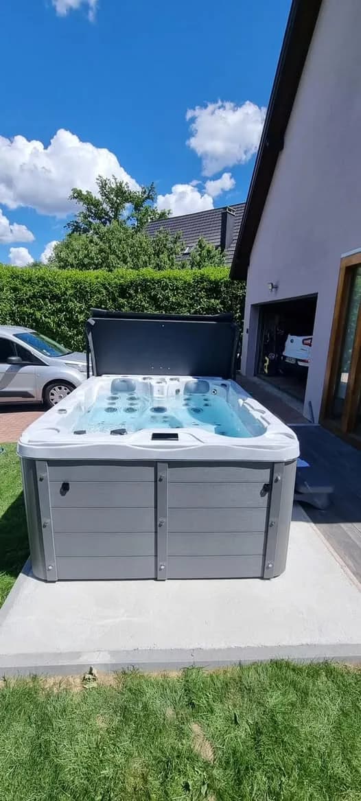 Installation d'un spa Montana à Richwiller, sur une dalle au bord du gazon
