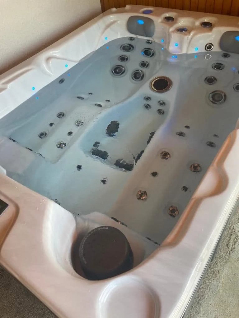 Installation d'un spa Montana à Riedisheim, vue de la cuve blanche remplie