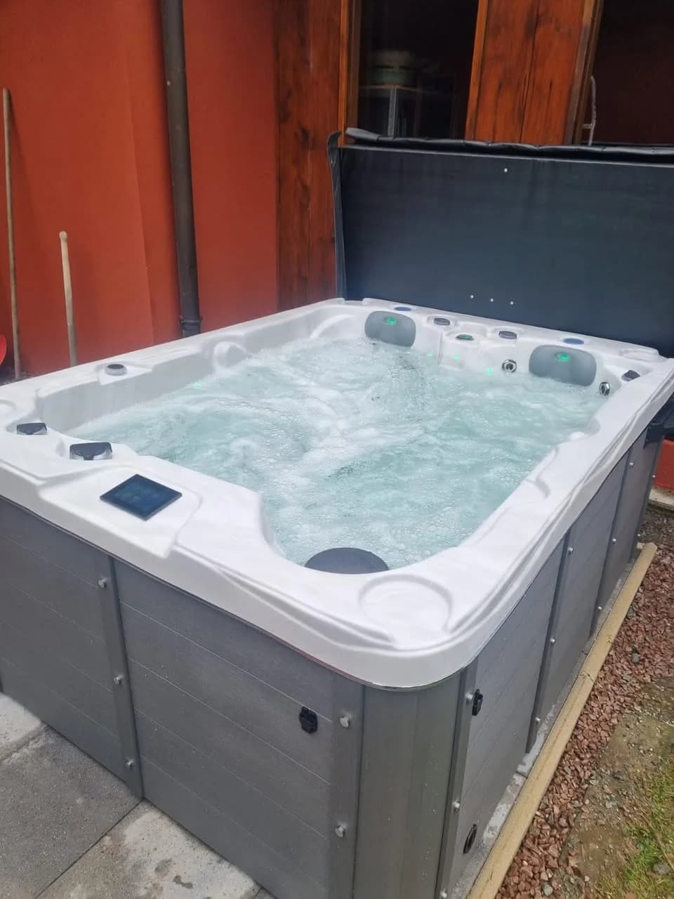Installation d'un spa Montana à Riervescemont, contre un bardage en bois