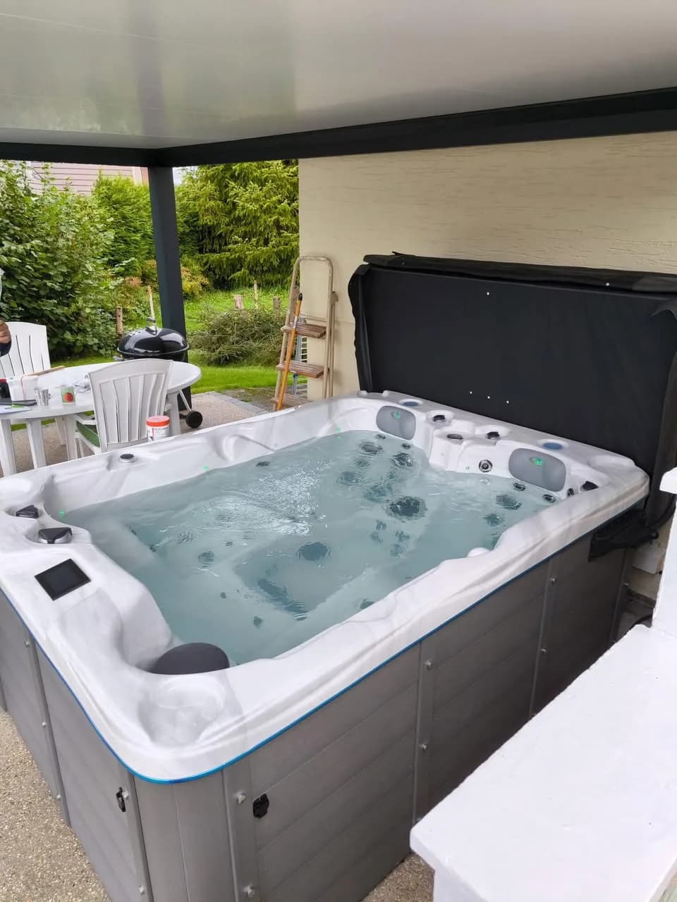 Installation d'un spa Montana à Rittershoffen, sous une terrasse couverte