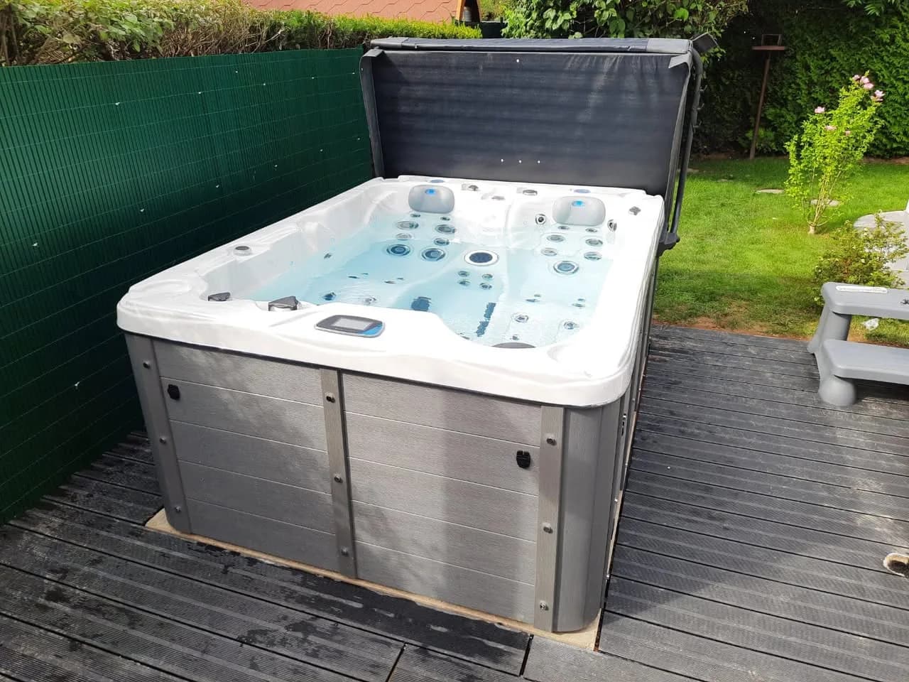 Installation d'un spa Montana à Rixheim, sur une terrasse en bois composite