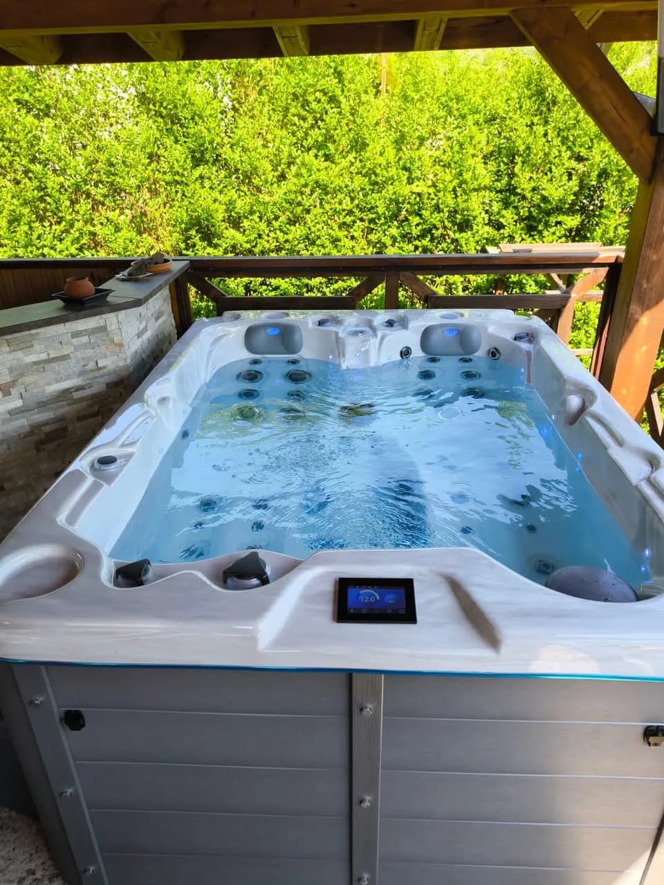 Installation d'un spa Montana à Roderen, sous un abri en bois