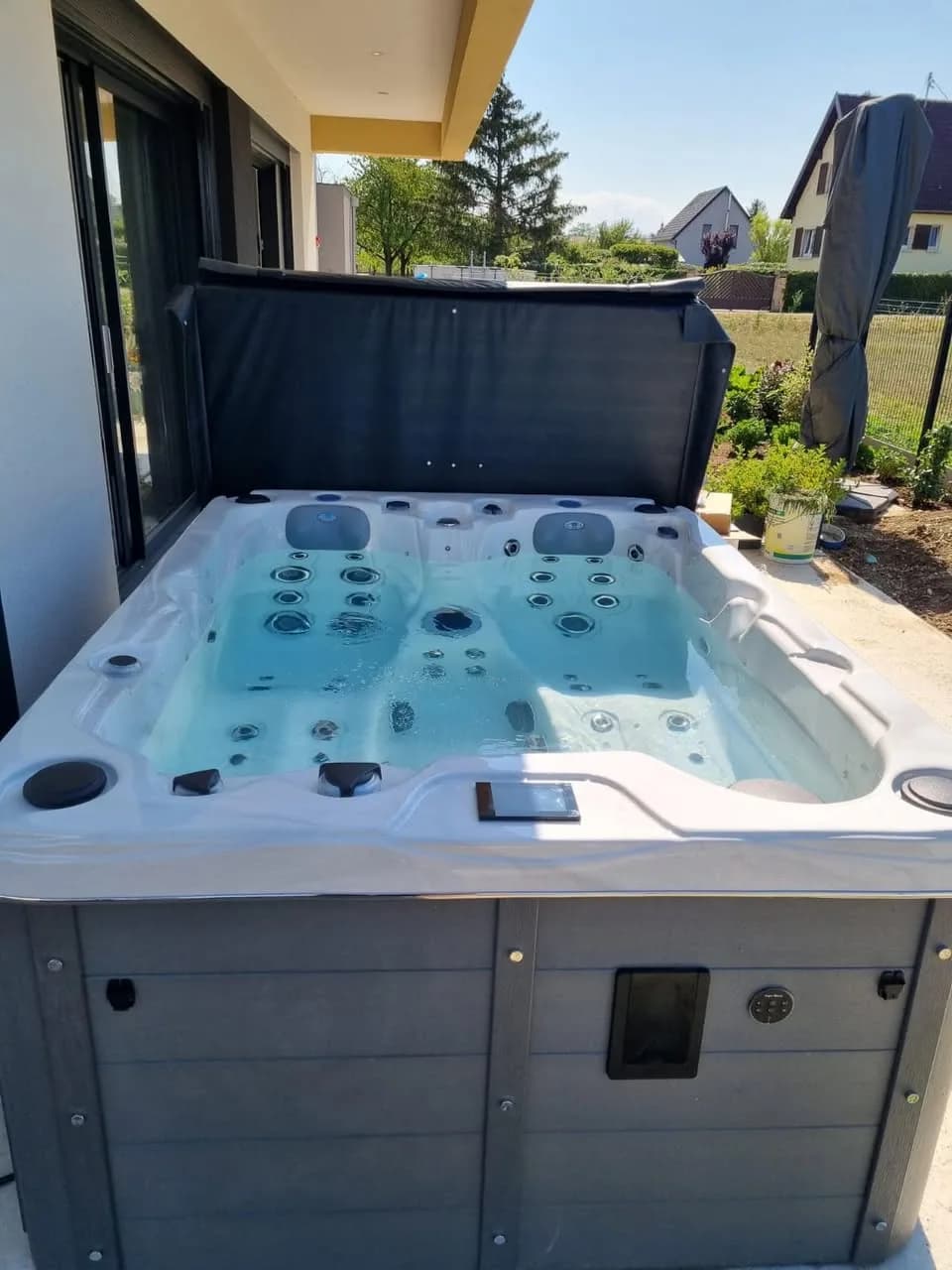 Installation d'un spa Montana à Rustenhart, contre la maison, lève-couverture