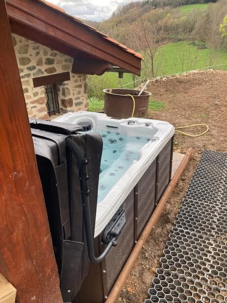 Installation d'un spa Montana à Saint-Clément-sur-Valsonne, autre vue du chantier
