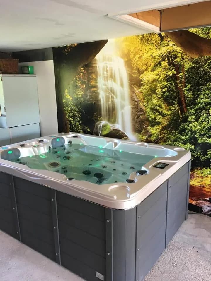 Installation d'un spa Montana à Saint-Denis-en-Val, dans un garage aménagé