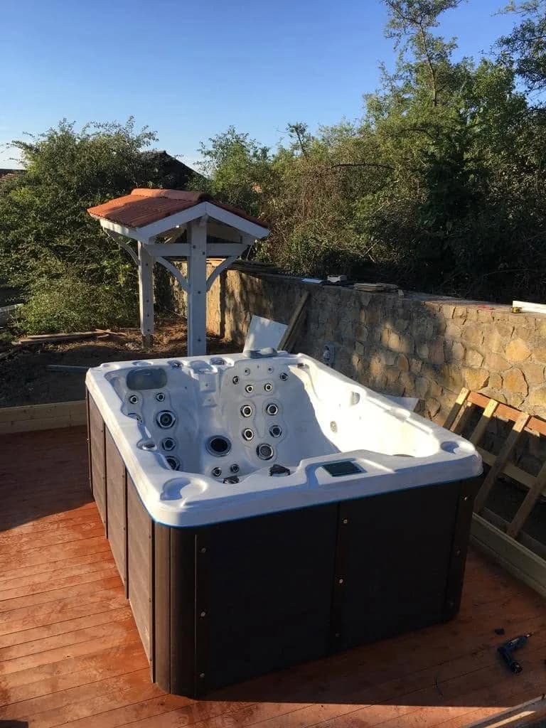 Installation d'un spa Montana à Saint-Laurent-Chabreuges, sur une terrasse en terre cuite