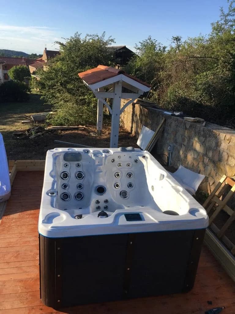 Installation d'un spa Montana à Saint-Laurent-Chabreuges, autre vue du chantier