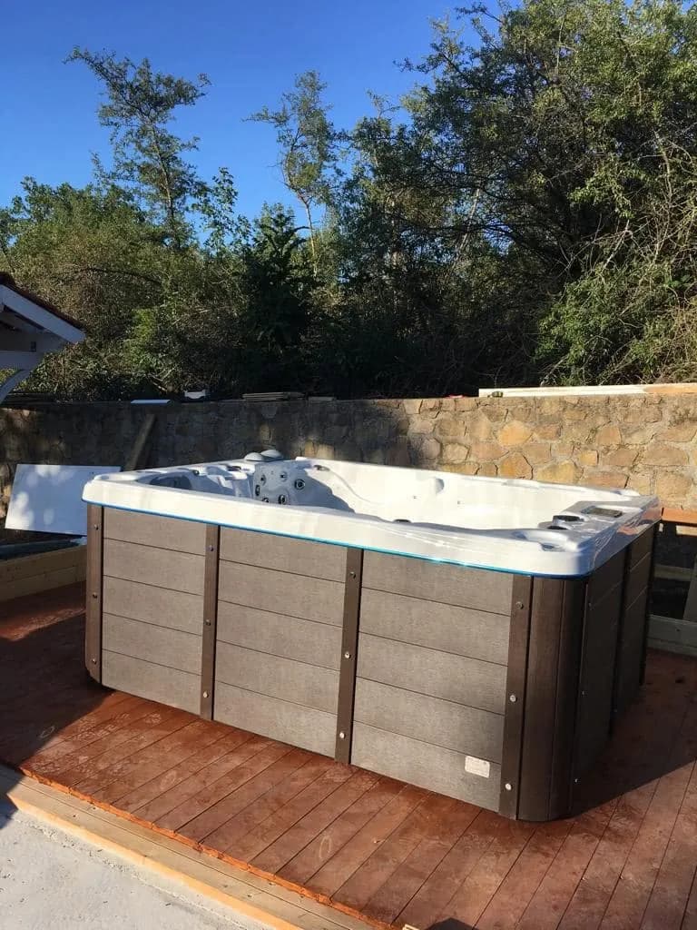 Installation d'un spa Montana à Saint-Laurent-Chabreuges, autre vue du chantier
