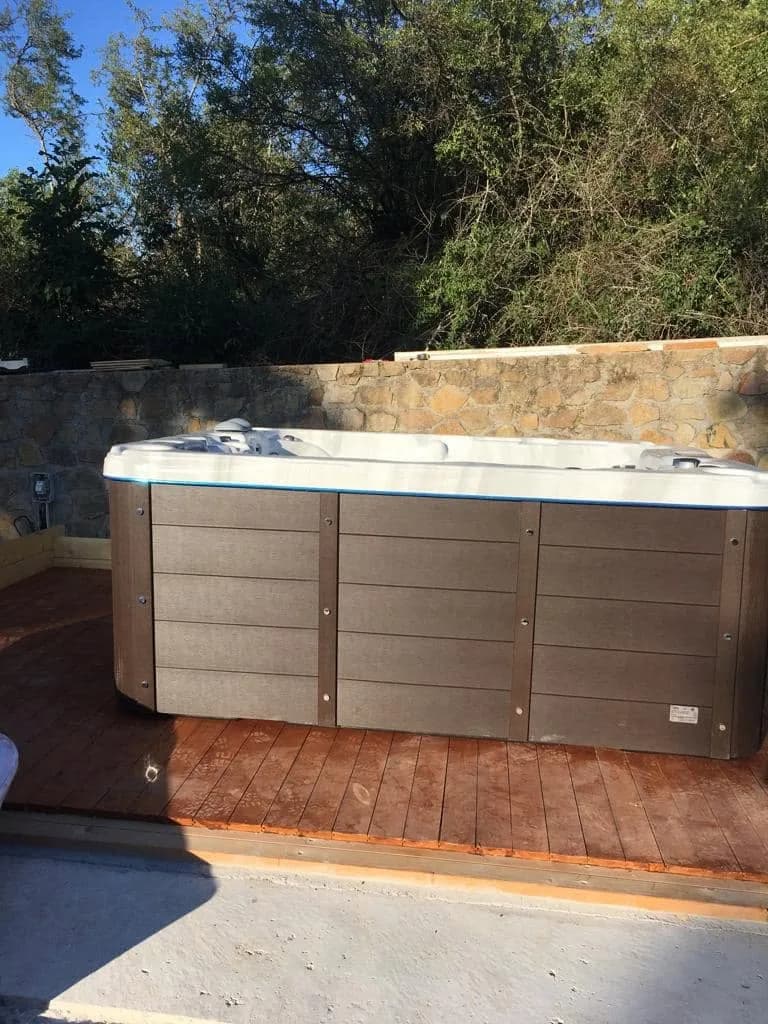 Installation d'un spa Montana à Saint-Laurent-Chabreuges, autre vue du chantier